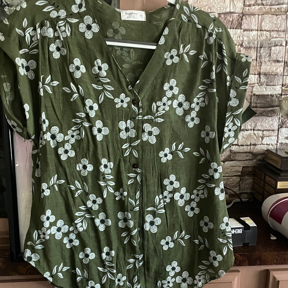 Stylish Green Floral Button-Up Blouse
